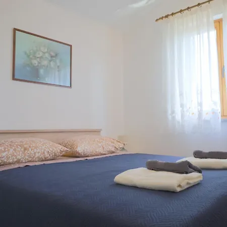 Zita With 1 Bedroom In Relaxing Surroundings Near דירה אומאג